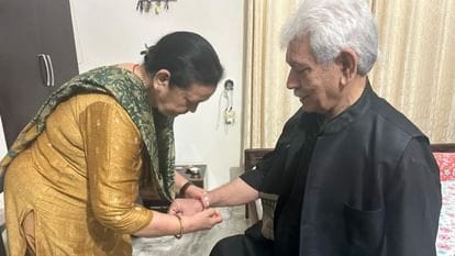 सोनभद्र में अपनी बहन के घर पहुंचे जम्मू-कश्मीर के एलजी मनोज सिन्हा, बहन से बंधवाई राखी