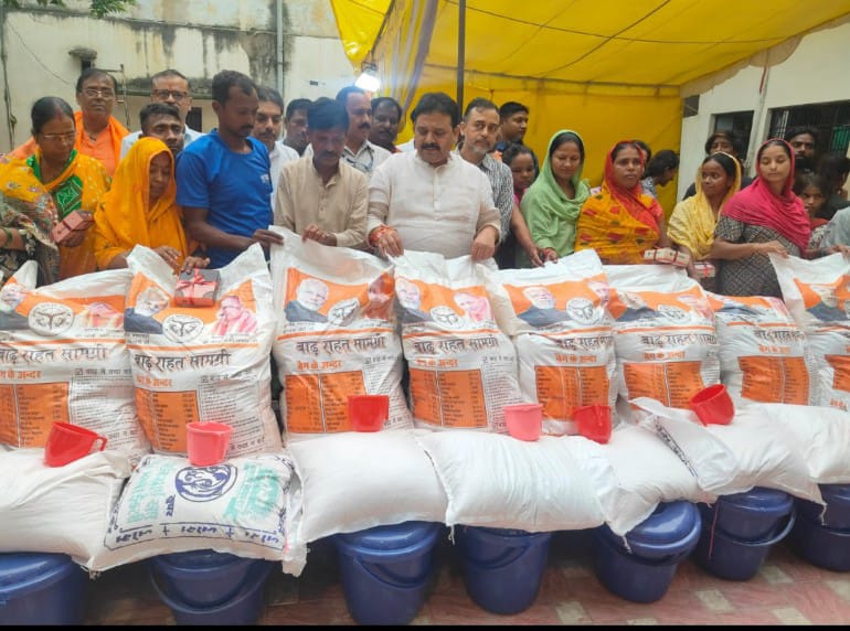 रविन्द्र जायसवाल ने बाढ़ पीड़ितों संग मनाया रक्षाबंधन, राहत सामग्री और मिष्ठान वितरित