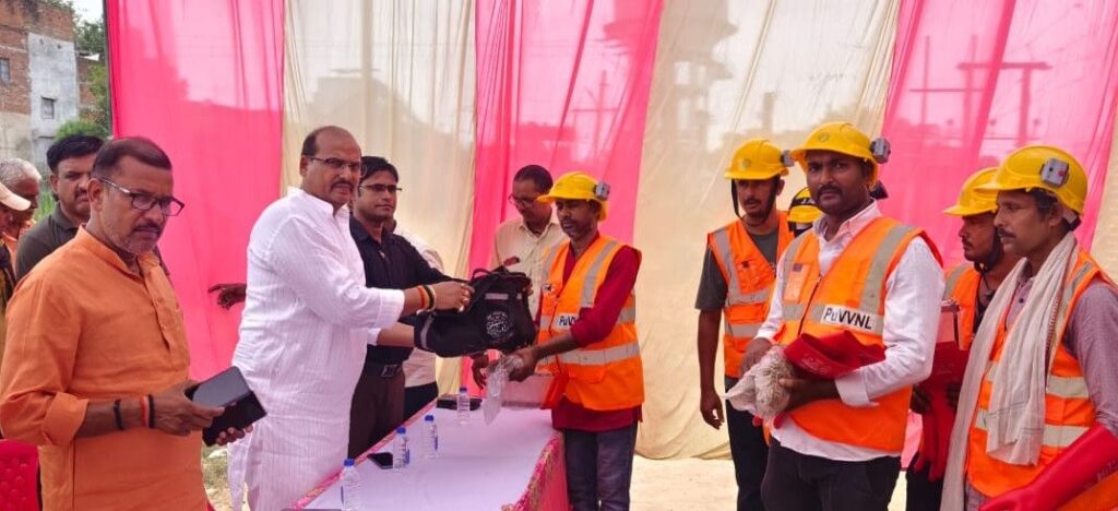 विद्युत विभाग के कर्मचारियों को वितरित की गई सुरक्षा किट, दुर्घटनाओं से बचाव के लिए उठाया गया महत्वपूर्ण कदम