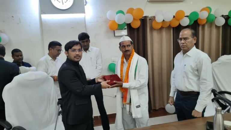 चंदौली में आजादी का जश्न: डीएम, एसपी और डीआरएम ने फहराया तिरंगा