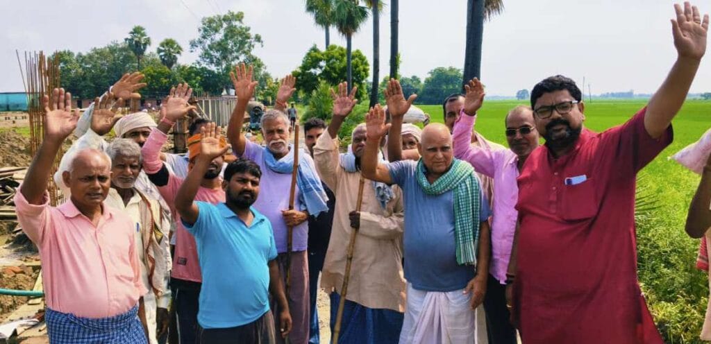 विद्यालय की जमीन पर अवैध कब्जे का आरोप, ग्रामीणों ने दी आंदोलन की चेतावनी