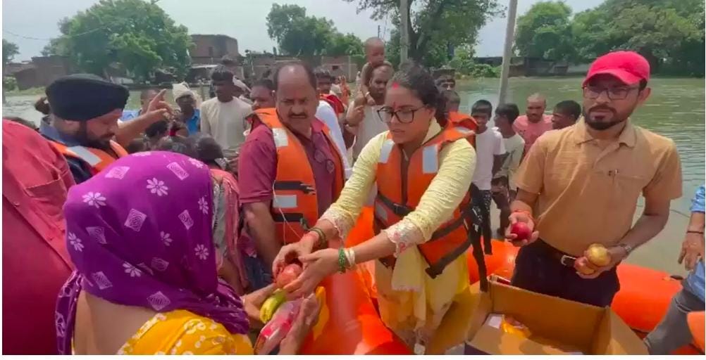 बाढ़ प्रभावित चौकियां राहत केंद्र में तीज का आयोजन, एसडीएम दिव्या ओझा ने महिलाओं संग मनाया त्योहार