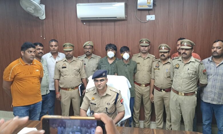 जिम संचालक हत्याकांड के दो इनामी बदमाश गिरफ्तार, भारी मात्रा में असलहे बरामद