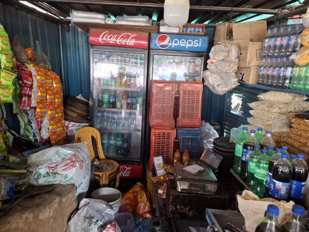 पुलिस सहायता बूथ के सामने दुकान का टीन काटकर सिगरेट व नकदी चोरी