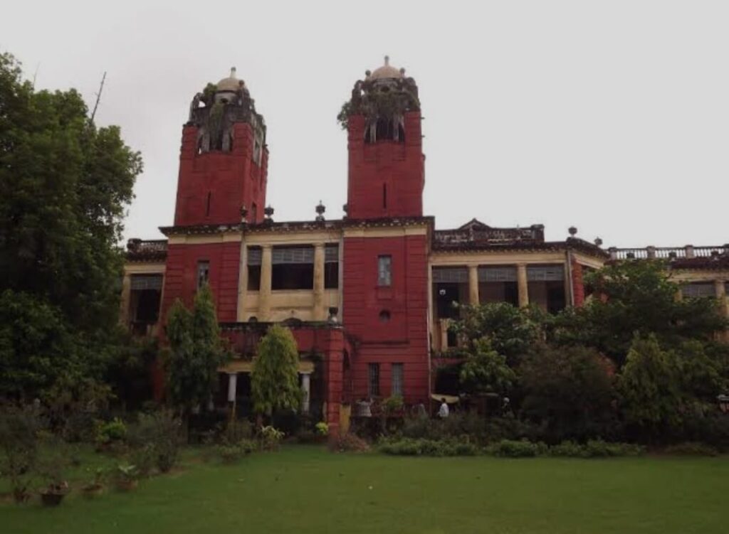 वाराणसी: पुलिस–वकील टकराव अदालत तक पहुँचा, ADCP सहित कई अफसरों पर केस की अर्जी