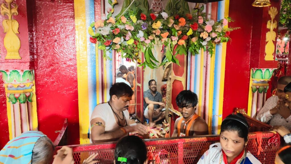 काशी में नवरात्र का शुभारंभ, मां शैलपुत्री के दर्शन को उमड़ा जनसैलाब