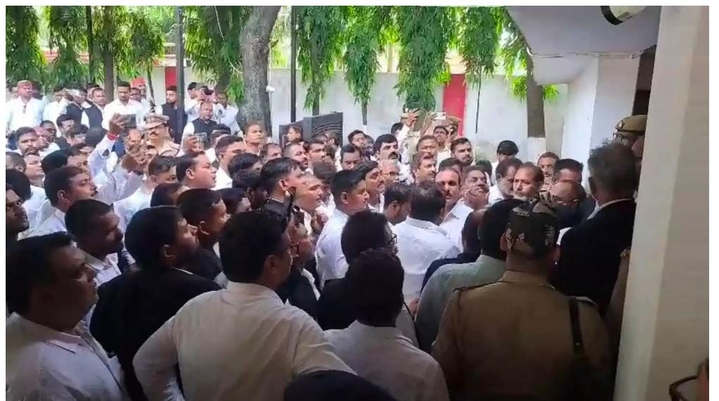 अधिवक्ता की हत्या से गुस्से में वकील, परिजनों के लिए नौकरी और 20 लाख मुआवजे की मांग