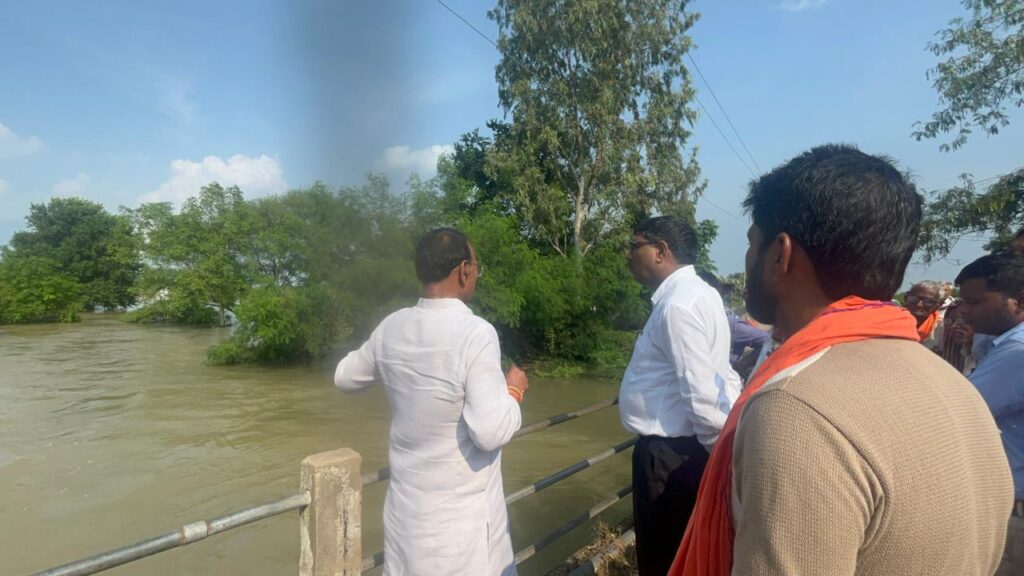 मुख्य अभियंता सोन सिद्धार्थ सिंह पहुँचे चंदौली, चंद्रप्रभा नदी का रौद्र रूप — ग्रामीणों ने किया घेराव