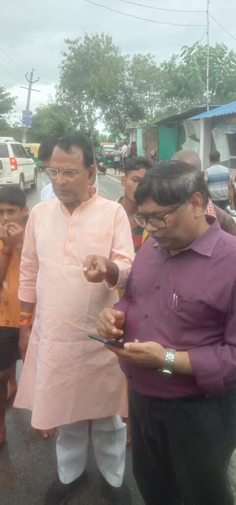 बबुरी में बाढ़ से हाहाकार: निरीक्षण के दौरान पूर्व भाजपा जिला अध्यक्ष राणा प्रताप सिंह ने अधिकारियों को लगाई फटकार