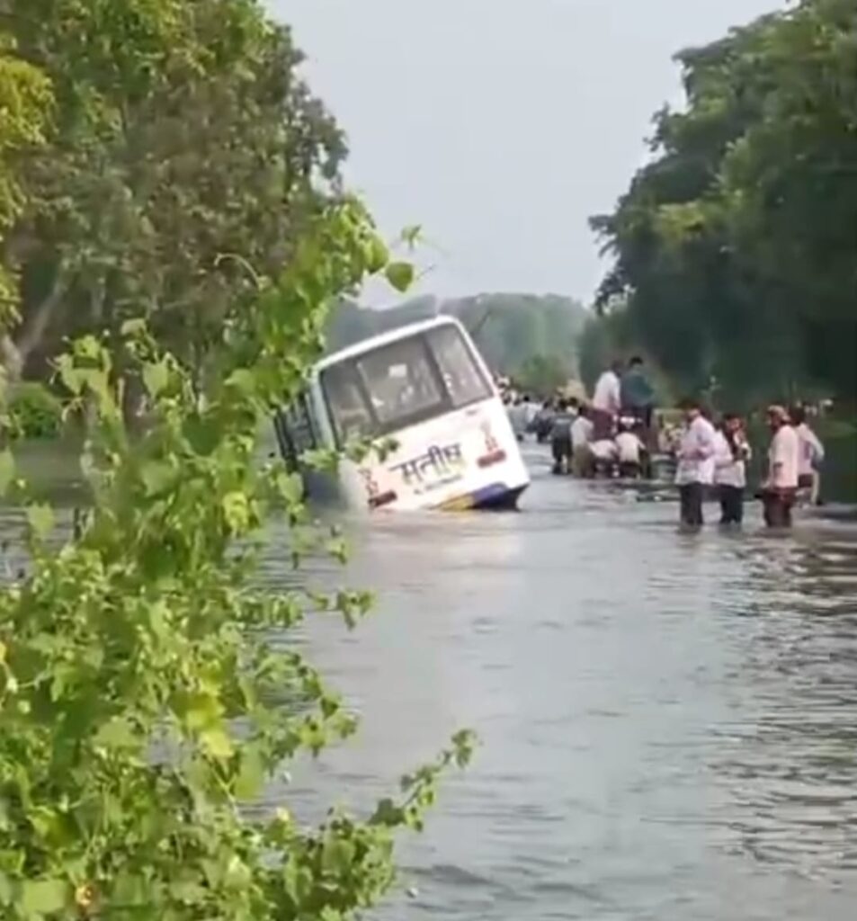 चकिया-मुगलसराय मार्ग पर जलजमाव से हाहाकार, यात्रियों से भरी बस पलटने से बची