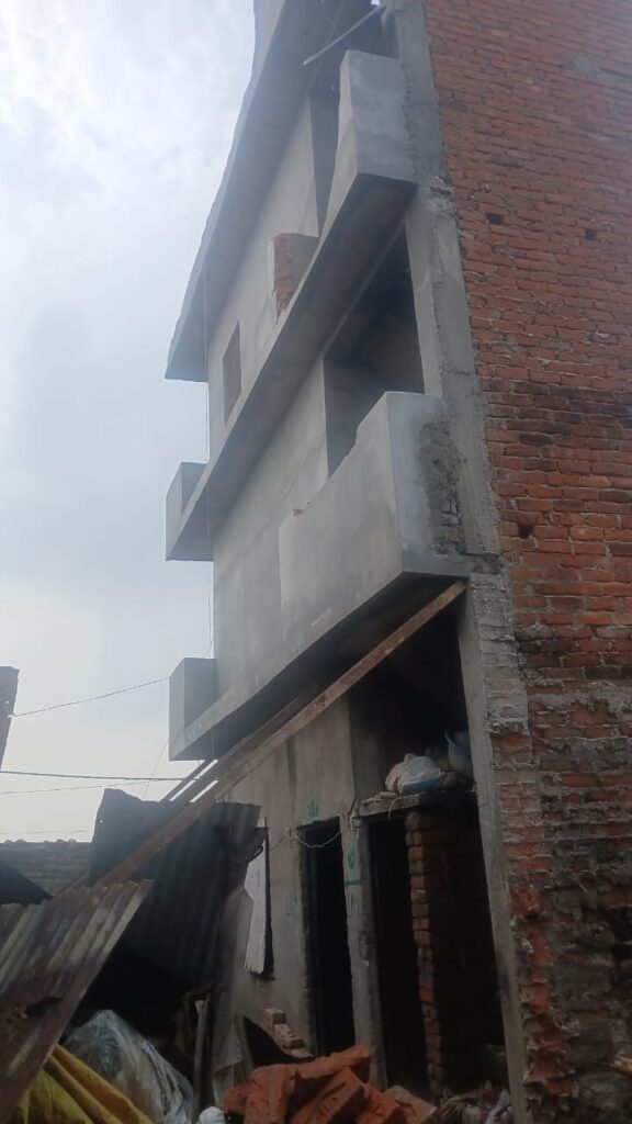 खण्डवारी रानेपुर गांव में तीन मंजिला मकान लटका, कई घरों पर मंडरा रहा खतरा