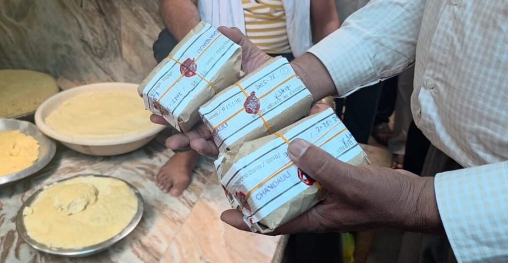 दीपावली से पहले मिलावटखोरी पर खाद्य विभाग सख्त, चंदौली की खोवा मंडी में छापेमारी से मचा हड़कंप