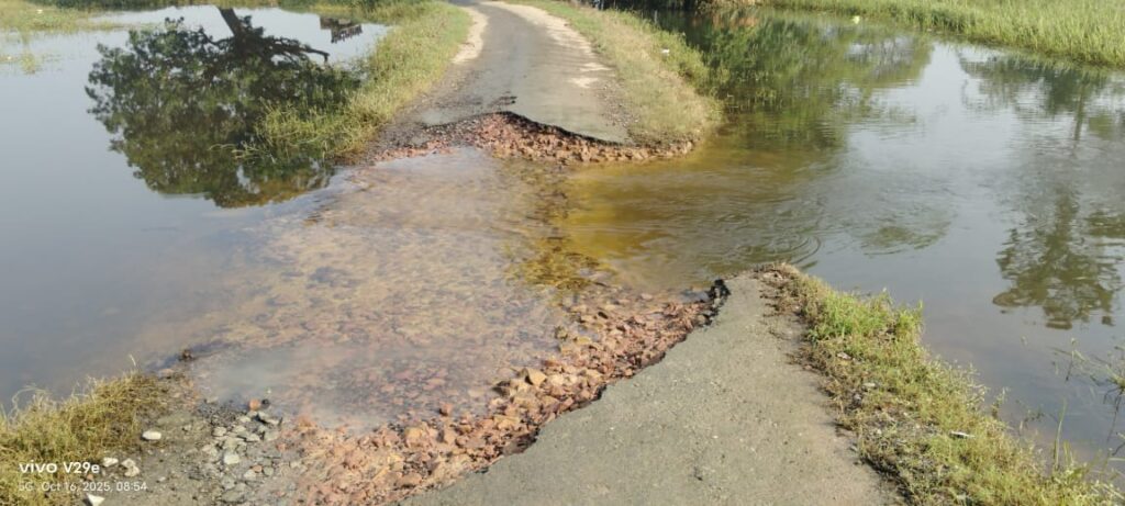 बाढ़ में टूटी सड़क बनी परेशानी की जड़, स्कूल बच्चे और ग्रामीण हो रहे परेशान – प्रशासन बेपरवाह