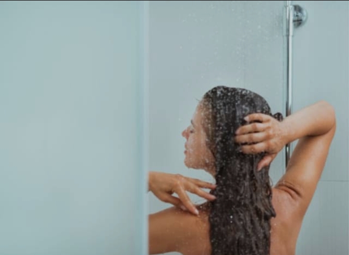 आगरा में दोस्त ने नहाते हुए बनाया पत्नी का अश्लील वीडियो, खाते में डाले 16 लाख और फिर ब्लैकमेल कर रची ठगी की साजिश