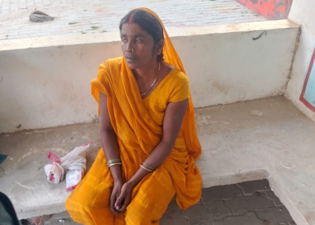 महिला को नशीला पदार्थ सूंघाकर कान की बाली और लॉकेट लेकर फरार हुए उचक्के, सीसीटीवी में कैद हुई वारदात