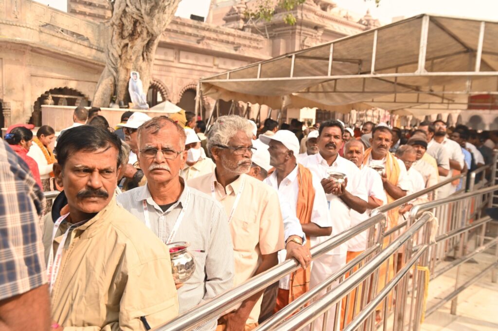 काशी विश्वनाथ मंदिर में तमिल संगमम के चौथे दल का भव्य स्वागत, पुष्पवर्षा-शंखनाद से गूंज उठी काशी