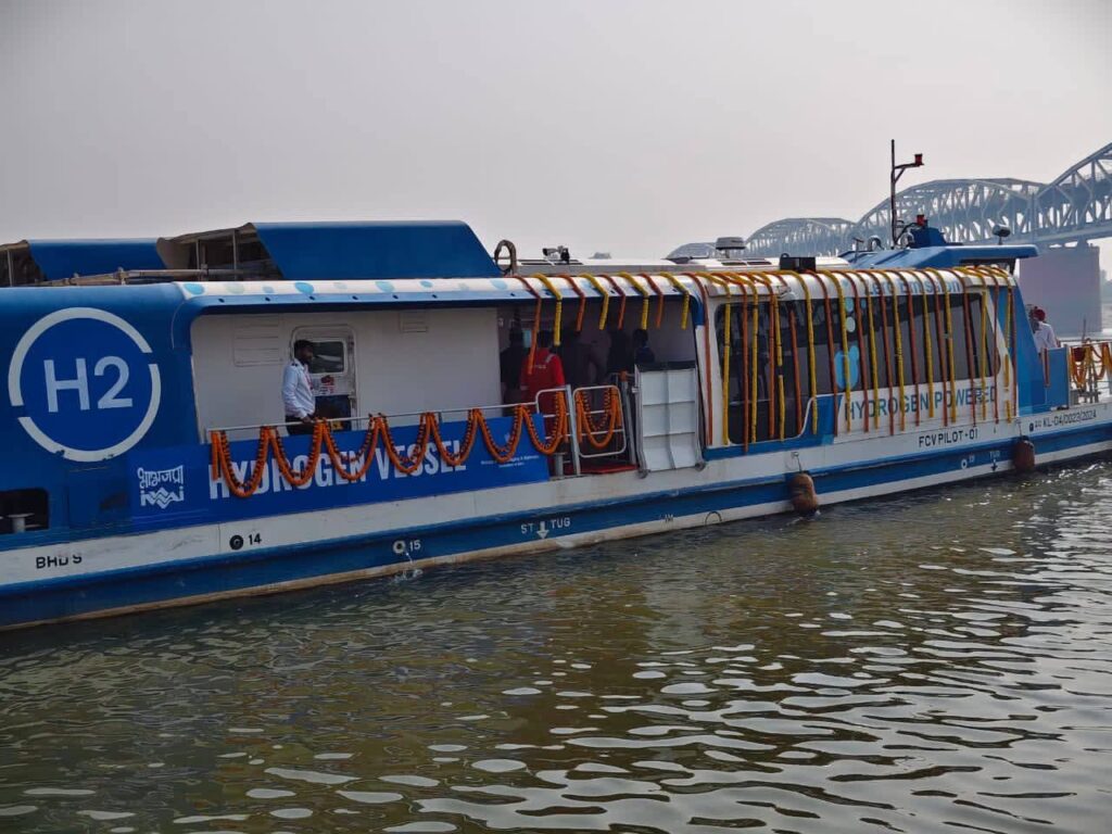 गंगा पर देश का पहला हाइड्रोजन ईंधन आधारित यात्री जलयान चला, वाराणसी बना हरित जल परिवहन का नया केंद्र