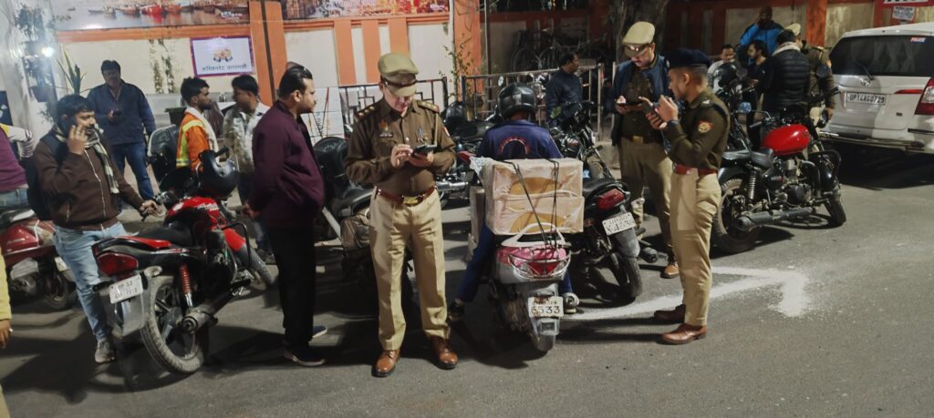 एसीपी चेतगंज के नेतृत्व में विशेष अभियान, बिना नंबर प्लेट वाले दर्जनों वाहनों का चालान