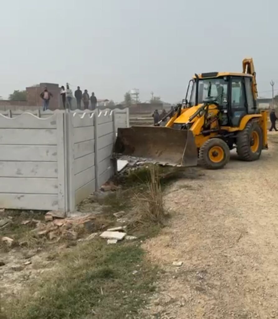 वीडीए का सख्त अभियान, 64 बीघा में फैली अवैध प्लाटिंग पर चला बुलडोजर
