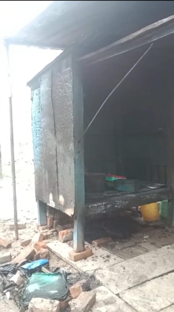 मिर्जामुराद बाजार में शरारती तत्वों की करतूत, गुमटी में आगजनी; CCTV में कैद हुई वारदात