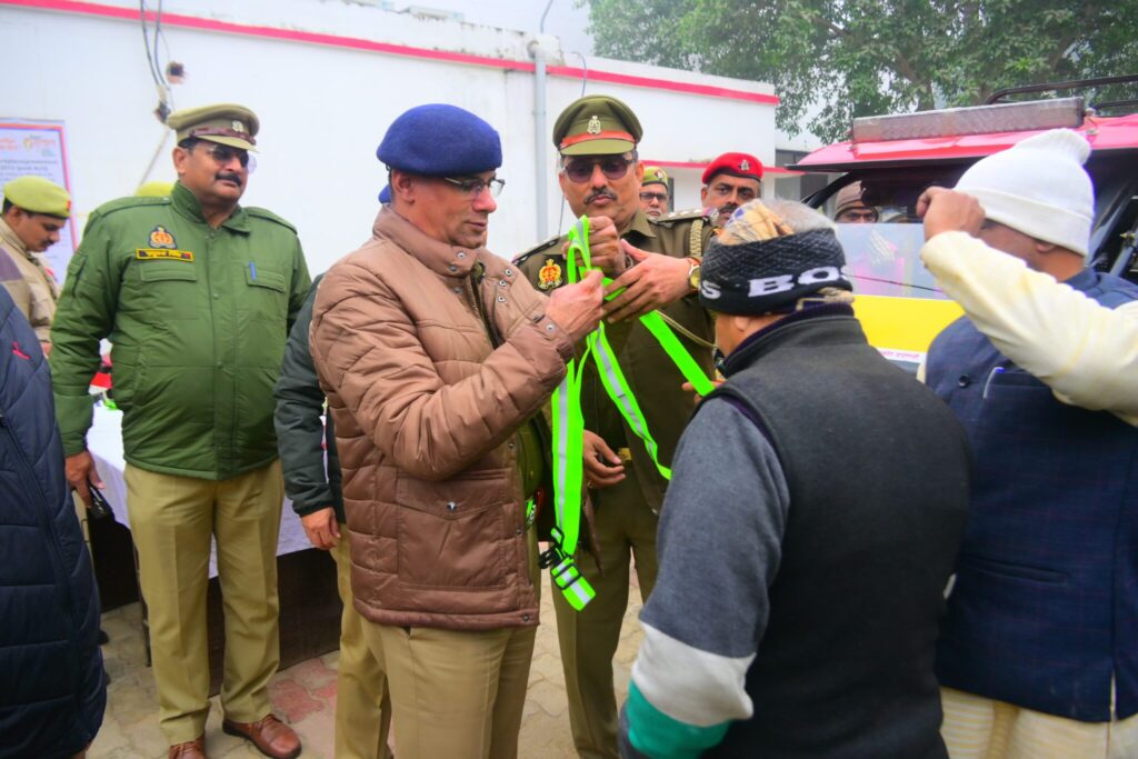 ई-रिक्शा चालकों को मिली रिफ्लेक्टर जैकेट, सड़क सुरक्षा की दिशा में पुलिस कमिश्नरेट का बड़ा कदम