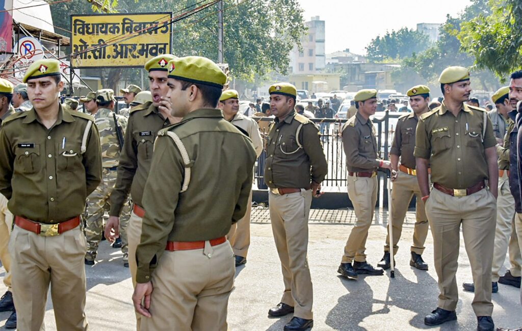 देवरिया में पुलिस विभाग में बड़ा फेरबदल, 25 पुलिसकर्मियों का तबादला — कई थानों के प्रभारी बदले