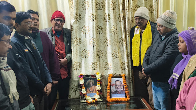 चपाचप बनारसी और नरेंद्र नाथ दुबे ‘अडिग’ की जयंती पर साहित्यिक स्मरण, व्यंग्य और संवेदना से सजा समारोह