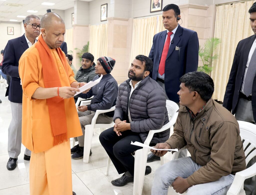 जनता दर्शन में सीएम योगी का सख्त संदेश—अवैध कब्जे पर नहीं होगी नरमी, भूमाफिया पर चलेगा एक्शन