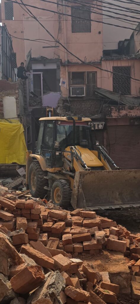 दालमंडी में तेज हुआ चौड़ीकरण अभियान, बुलडोजर से ढहाए जा रहे 187 भवन