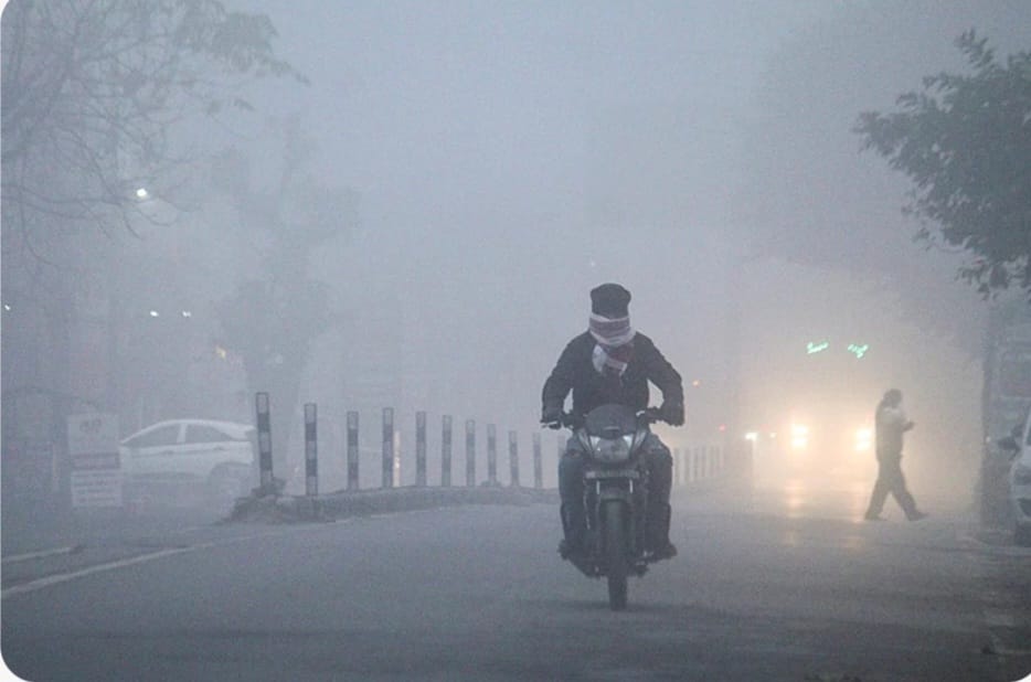 उत्तर प्रदेश में शीतलहर और घने कोहरे का प्रकोप, तापमान में और गिरावट के आसार