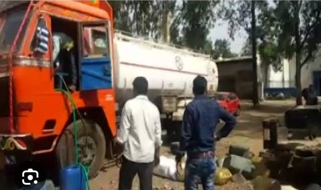 तेल चोरी रैकेट का भंडाफोड़: संयुक्त पुलिस कार्रवाई में 8 गिरफ्तार, 1000 लीटर से अधिक डीजल-पेट्रोल बरामद