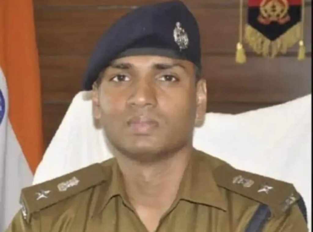 देवरिया में पुलिस विभाग में बड़ा फेरबदल: लापरवाही पर हेड कांस्टेबल लाइन हाजिर, 15 पुलिसकर्मियों के तबादले
