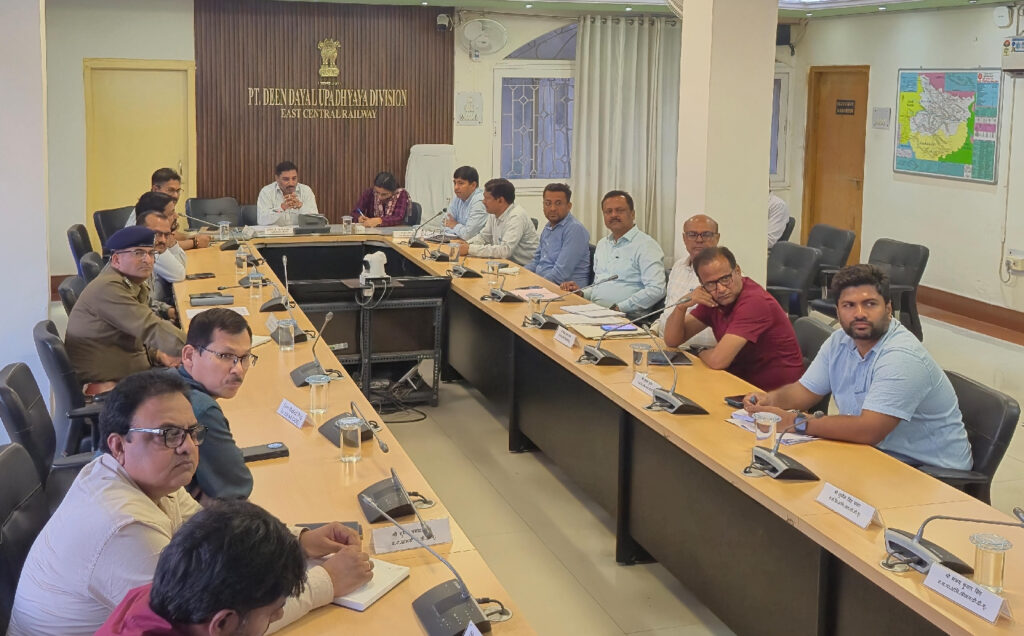 डीडीयू मंडल और जिला प्रशासन के बीच पहली समन्वय बैठक, सुगमता व सुरक्षा पर बनी साझा रणनीति