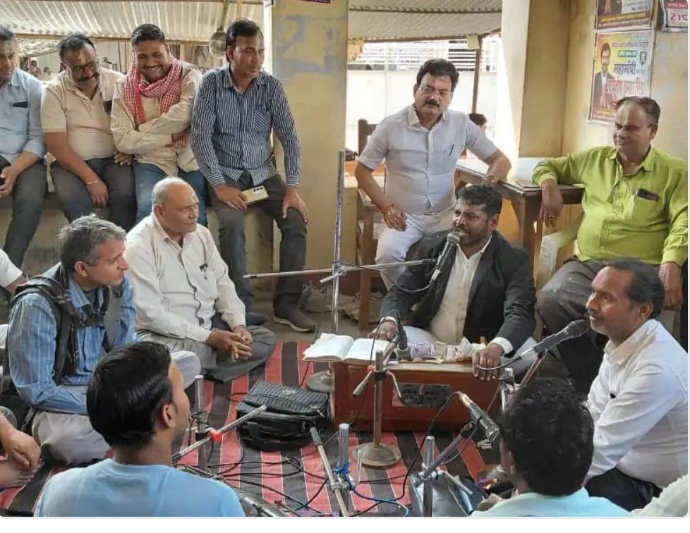 सकलडीहा तहसील परिसर में अधिवक्ताओं ने मनाई रंगोत्सव होली, फगुआ की धुनों पर झूमे लोग