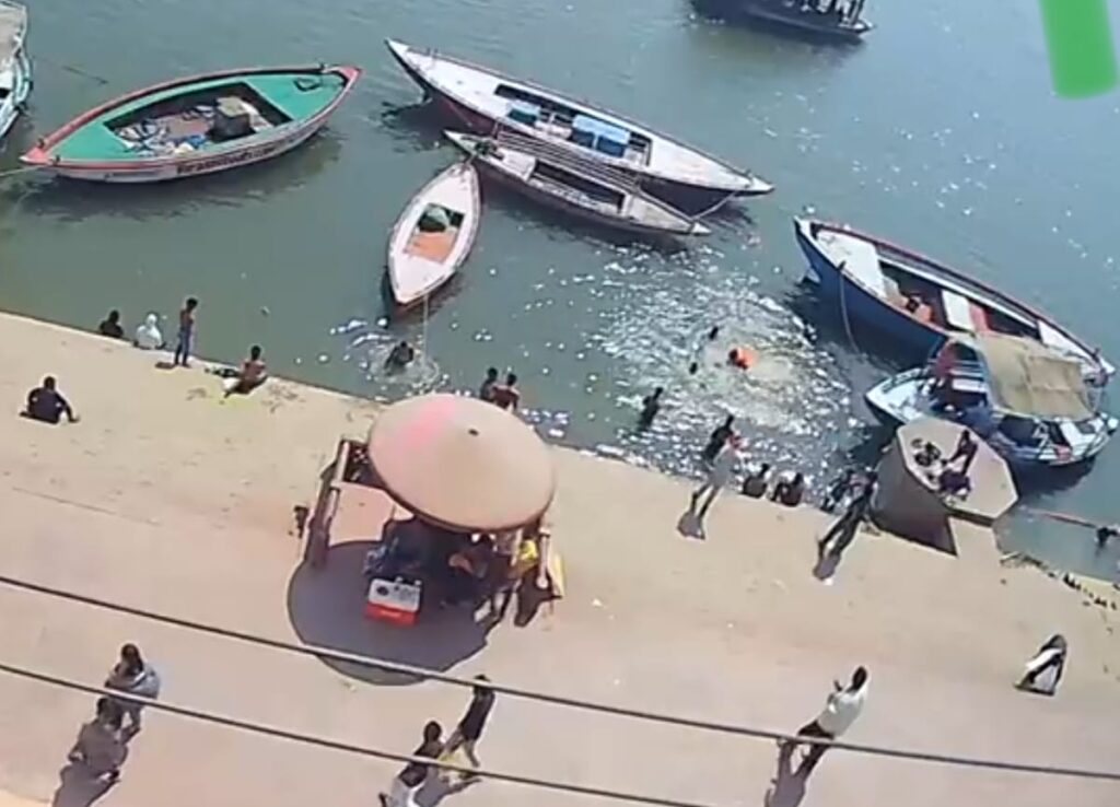 गंगा में डूबते युवक को एनडीआरएफ ने बचाया, घाट पर गूंज उठीं तालियां