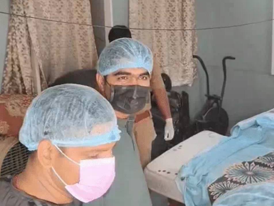 सीतापुर में सनसनीखेज घटना: वरिष्ठ आयुर्वेद चिकित्सक ने खुद को मारी गोली