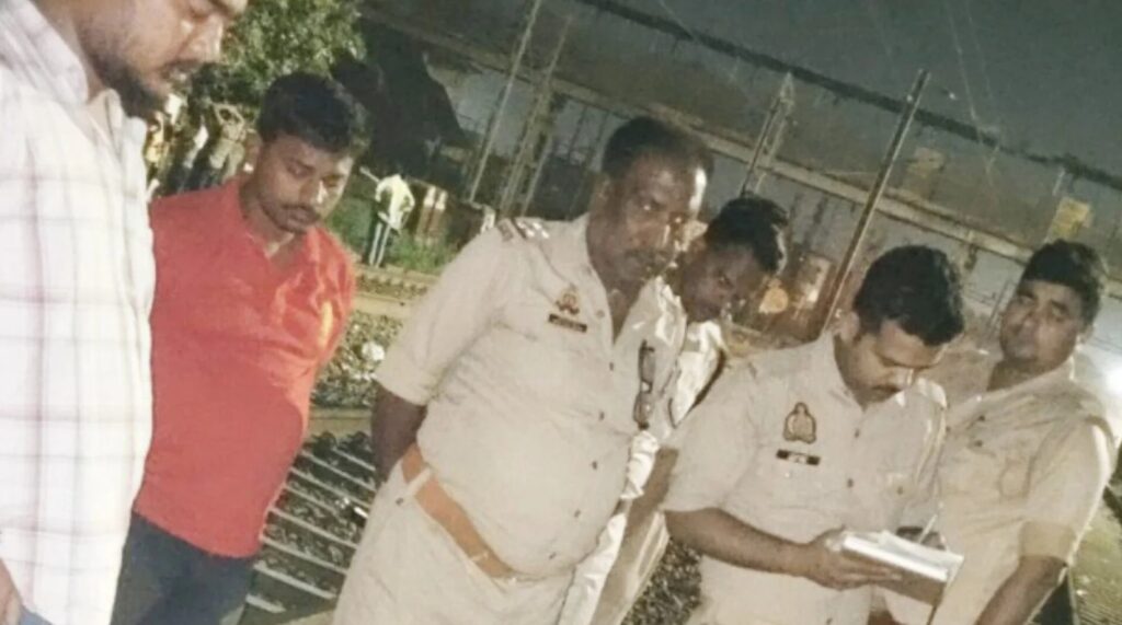 चलती ट्रेन से गिरकर स्टाल कर्मचारी की मौत, स्टेशन पर मचा कोहराम