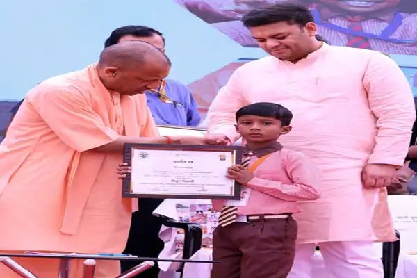 काशी से योगी का ‘स्कूल चलो’ संदेश: शिक्षा से बनेगा नया उत्तर प्रदेश