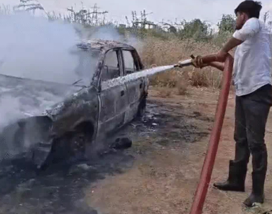 पेट्रोल पंप के सामने खड़ी कार में जिंदा जला व्यापारी