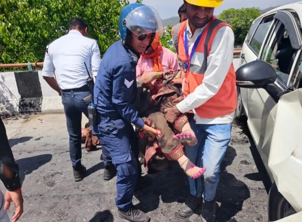 ट्रक से टकराई कार, सात घायल; एक की हालत नाजुक, प्रेमनगर आश्रम फ्लाईओवर के पास हादसा
