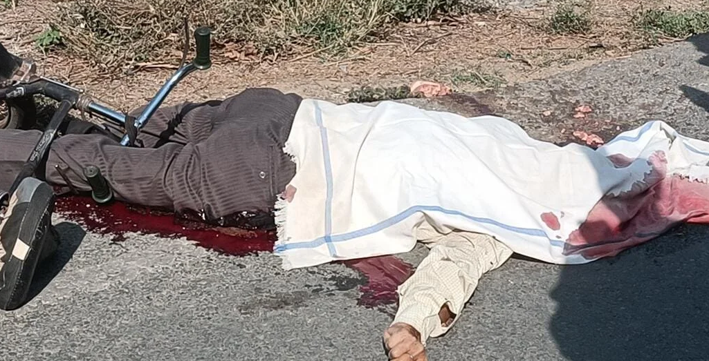 डंपर की टक्कर से बुजुर्ग की मौत, भटौली में सड़क जाम कर ग्रामीणों का प्रदर्शन