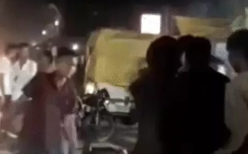 सीतामणी चौक पर युवक को घेरकर बेरहमी से पीटा, हालत गंभीर; वीडियो वायरल