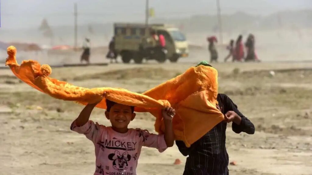 देशभर में बदला मौसम का मिजाज, दिल्ली-यूपी में भीषण लू तो बिहार-झारखंड में आंधी-बारिश का अलर्ट