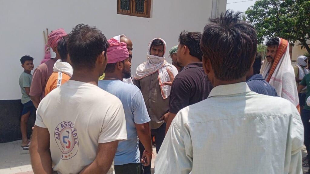 भूमि अधिग्रहण के विरोध में किसानों का प्रदर्शन, ग्राम प्रधान के आवास का घेराव