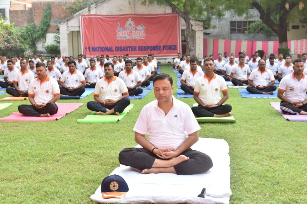 एनडीआरएफ का योग संदेश: ‘योग अपनाएं, स्वस्थ रहें’, चौकाघाट मुख्यालय में हुआ सामूहिक योगाभ्यास