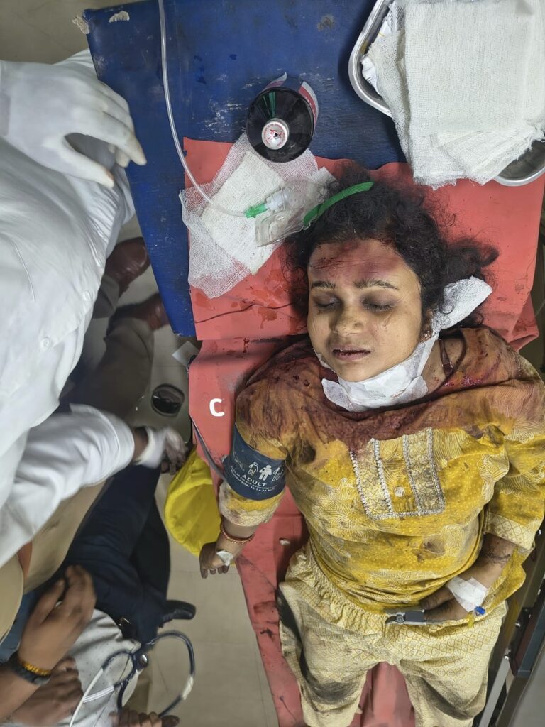 मिर्जापुर में सनसनी: सेम्फोर्ड स्कूल के पास गला कटी हालत में मिली अज्ञात महिला, पुलिस ने अस्पताल में कराया भर्ती