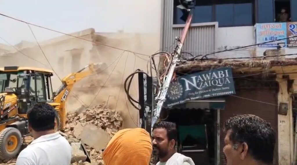कचहरी चौराहे पर सड़क चौड़ीकरण के तहत बुलडोजर कार्रवाई, उद्घाटन से पहले रेस्टोरेंट का हिस्सा ध्वस्त
