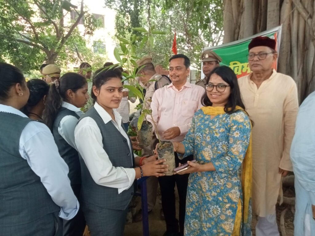 वन महोत्सव सप्ताह की शुरुआत, ‘एक पेड़ मां के नाम’ अभियान के तहत हुआ पौधरोपण