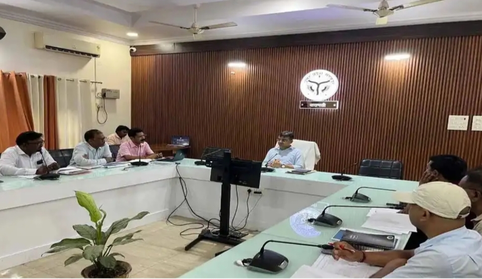 पीडब्ल्यूडी परियोजनाओं में लापरवाही पर डीएम सख्त, भूमि विवाद जल्द निपटाने के निर्देश