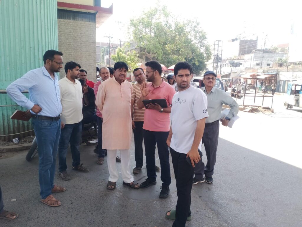 पांडेयपुर चौराहे को जाम से मिलेगी राहत, नगर आयुक्त ने तैयारियों का लिया जायजा